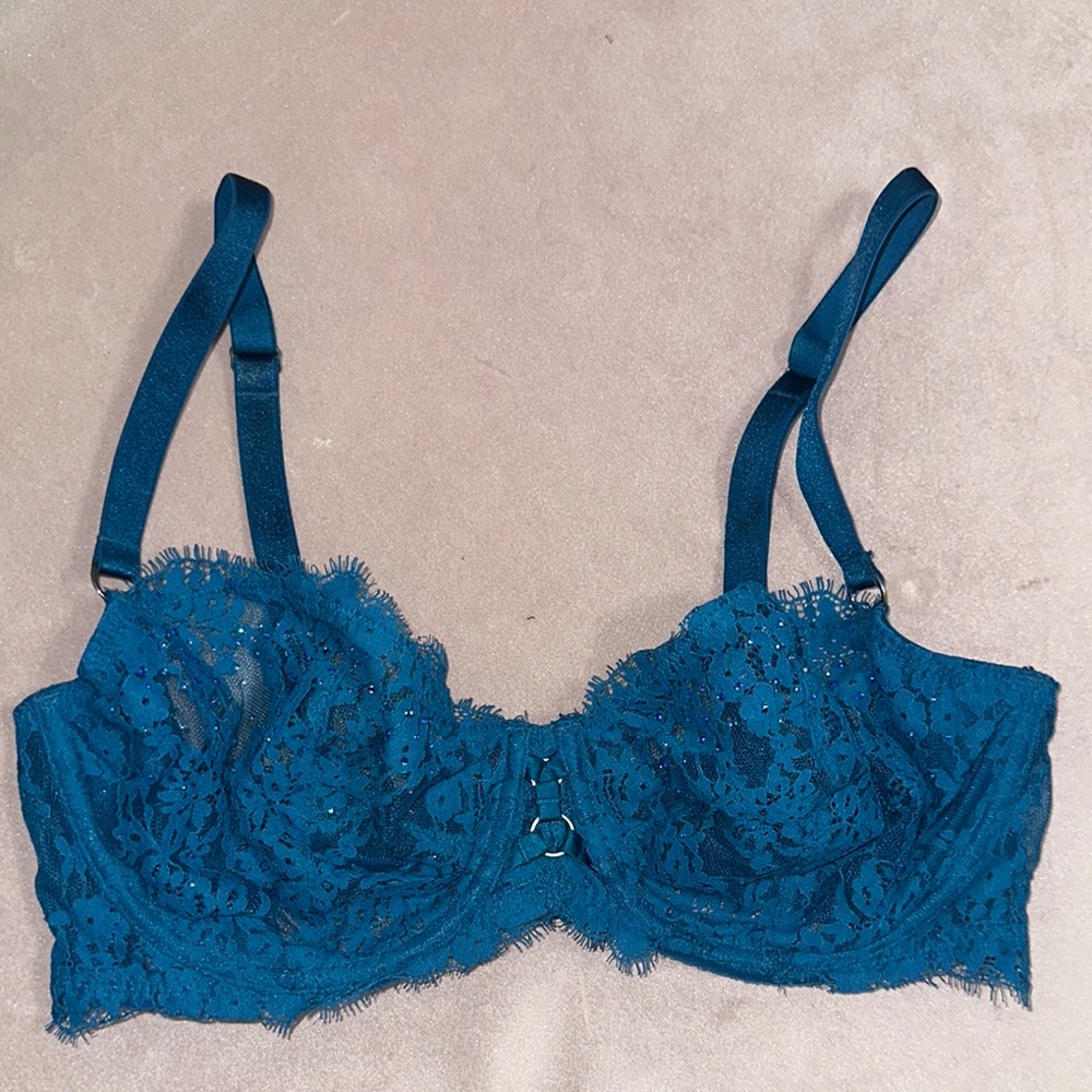 **LIKE NEW** VICTORIA SECRET BRA